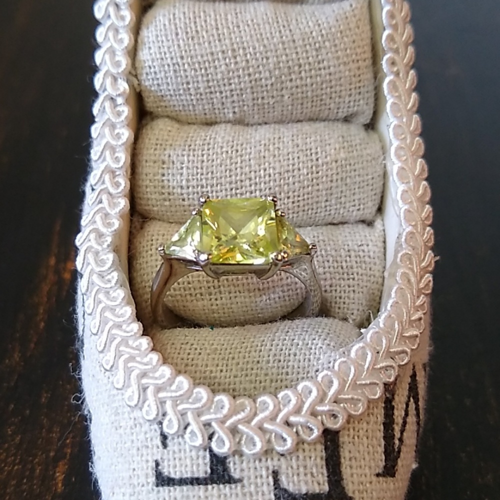 Rhinestone Ring - Picture 6 of 7